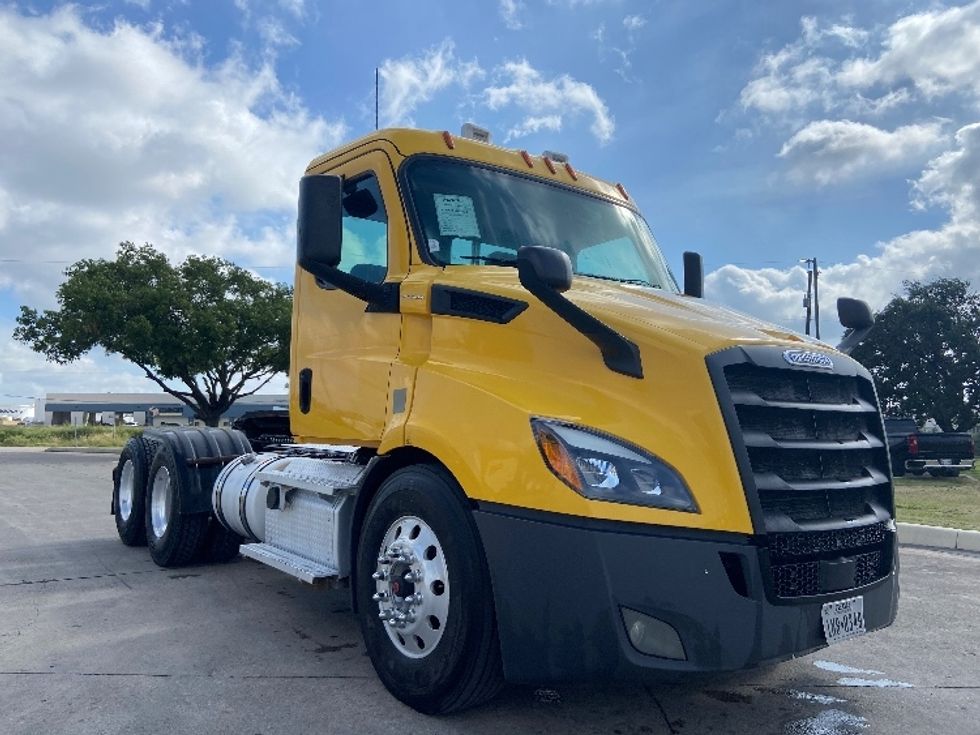Day Cab Tractor-Heavy Duty Tractors-Freightliner-2020-T11664ST-San Antonio-TX-435,885\n\t\tmiles-$ 38,000 - Image 1