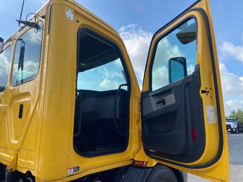 Day Cab Tractor-Heavy Duty Tractors-Freightliner-2020-T11664ST-San Antonio-TX-435,885\n\t\tmiles-$ 38,000 - Image 12