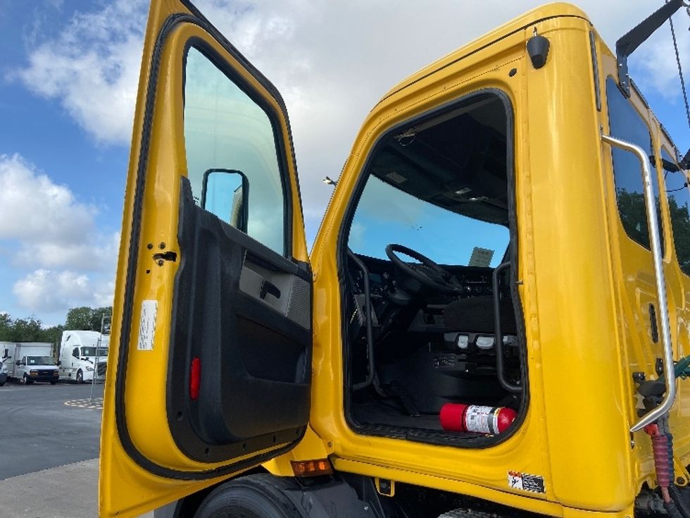 Day Cab Tractor-Heavy Duty Tractors-Freightliner-2020-T11664ST-San Antonio-TX-435,885\n\t\tmiles-$ 38,000 - Image 9