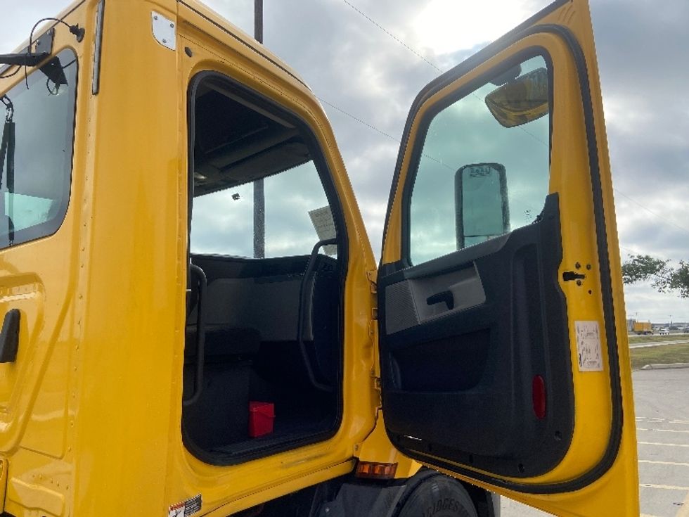 Day Cab Tractor-Heavy Duty Tractors-Freightliner-2020-T11664ST-San Antonio-TX-437,156\n\t\tmiles-$ 43,750 - Image 12