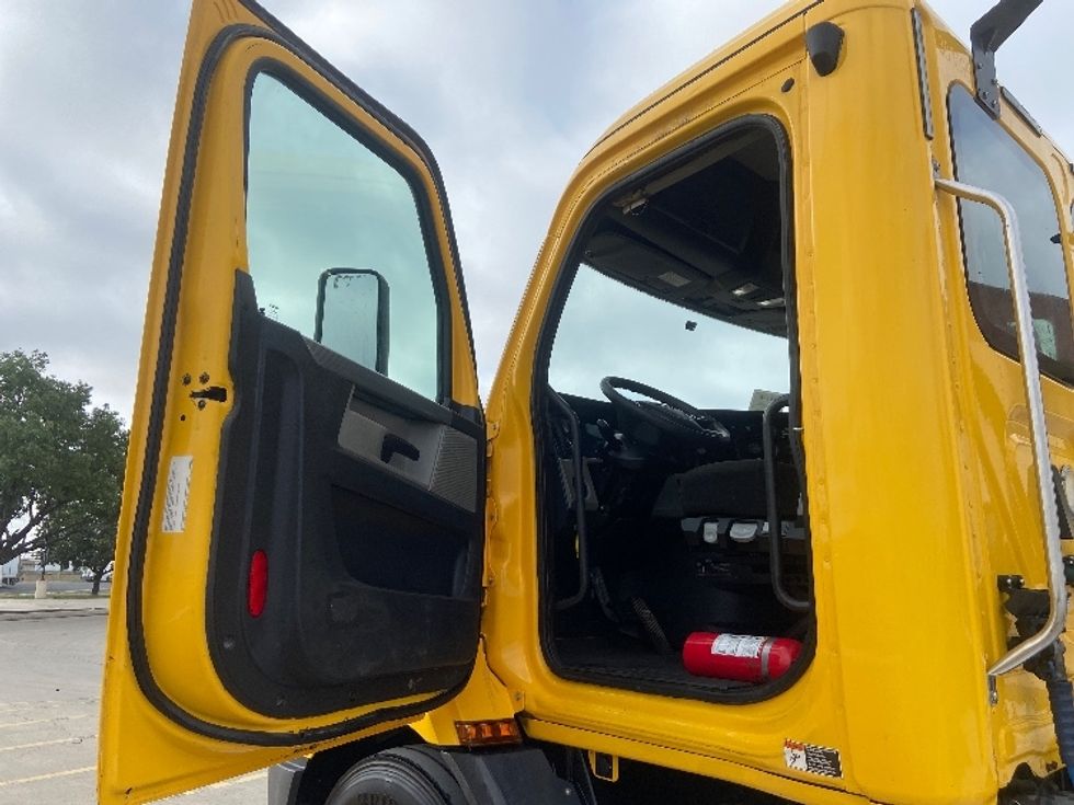 Day Cab Tractor-Heavy Duty Tractors-Freightliner-2020-T11664ST-San Antonio-TX-437,156\n\t\tmiles-$ 43,750 - Image 9
