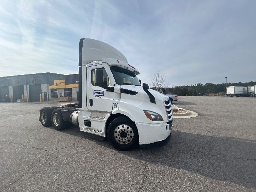 Day Cab Tractor-Heavy Duty Tractors-Freightliner-2020-T11664ST-Sandston-VA-556,313\n\t\tmiles-$ 38,000 - Image 1