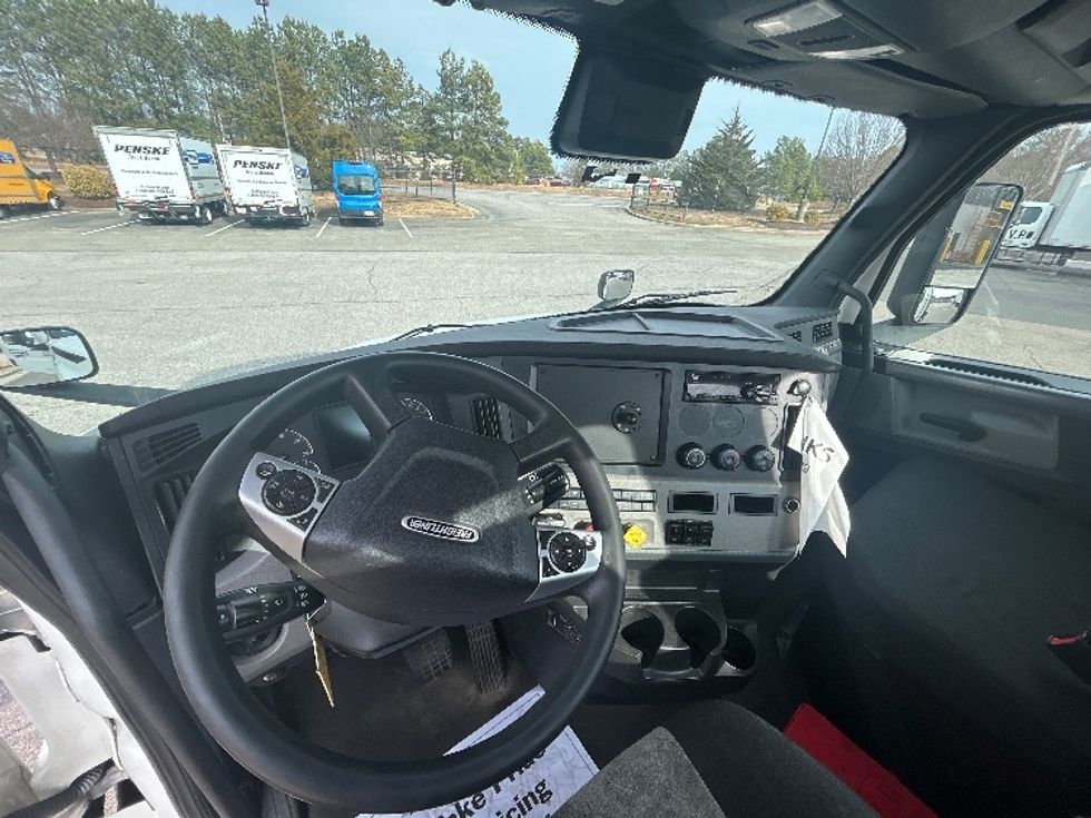 Day Cab Tractor-Heavy Duty Tractors-Freightliner-2020-T11664ST-Sandston-VA-556,313\n\t\tmiles-$ 38,000 - Image 10