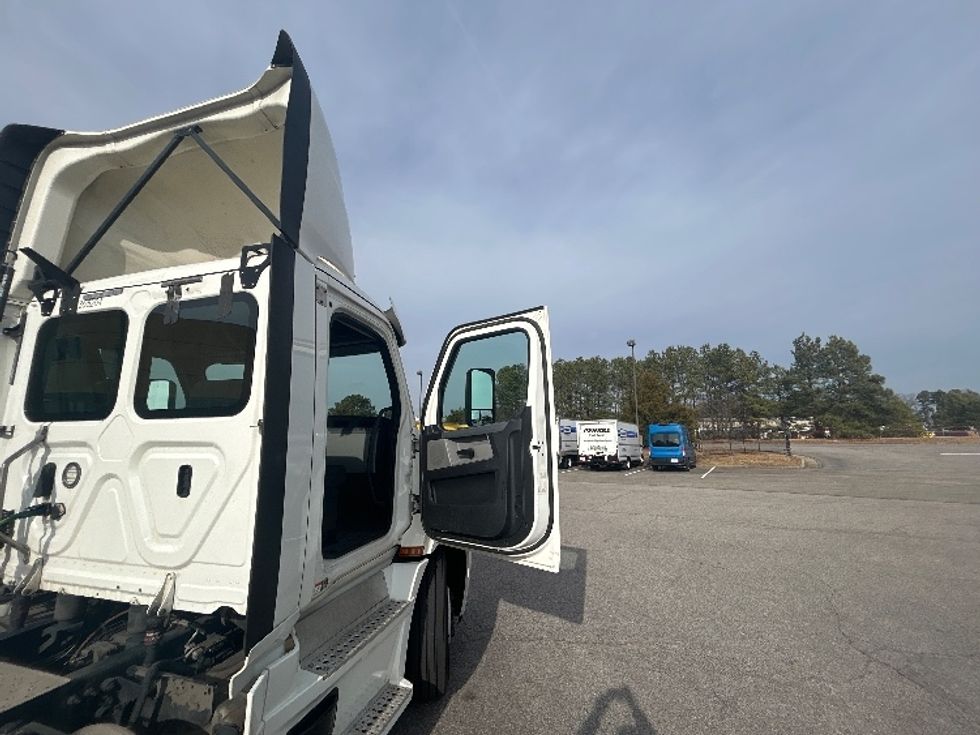 Day Cab Tractor-Heavy Duty Tractors-Freightliner-2020-T11664ST-Sandston-VA-556,313\n\t\tmiles-$ 38,000 - Image 11