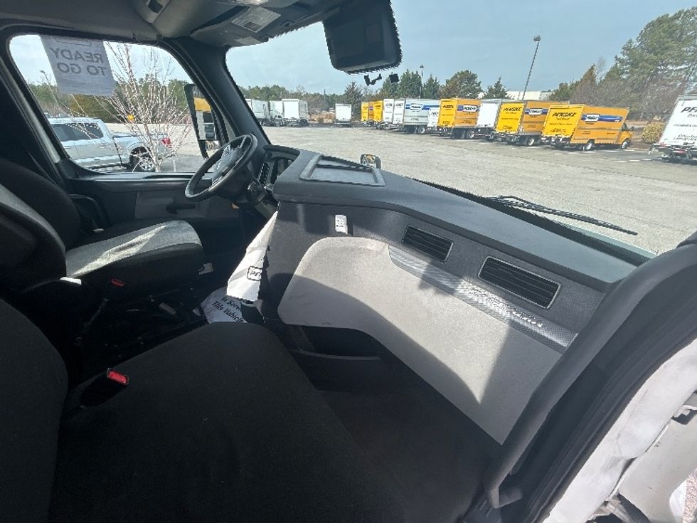 Day Cab Tractor-Heavy Duty Tractors-Freightliner-2020-T11664ST-Sandston-VA-556,313\n\t\tmiles-$ 38,000 - Image 12