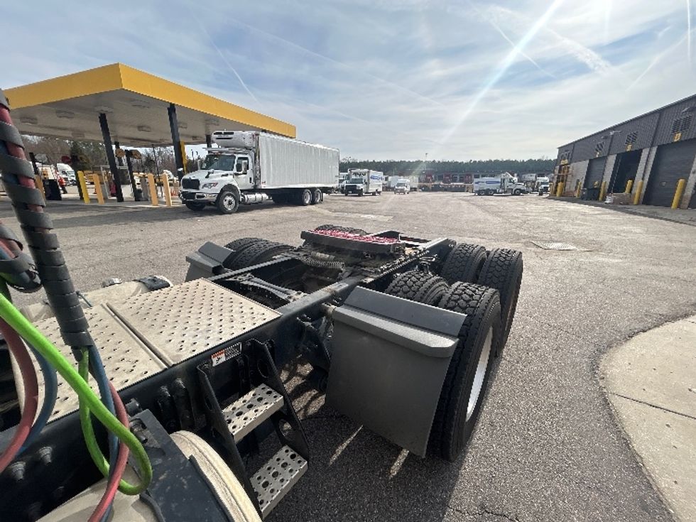 Day Cab Tractor-Heavy Duty Tractors-Freightliner-2020-T11664ST-Sandston-VA-556,313\n\t\tmiles-$ 38,000 - Image 16