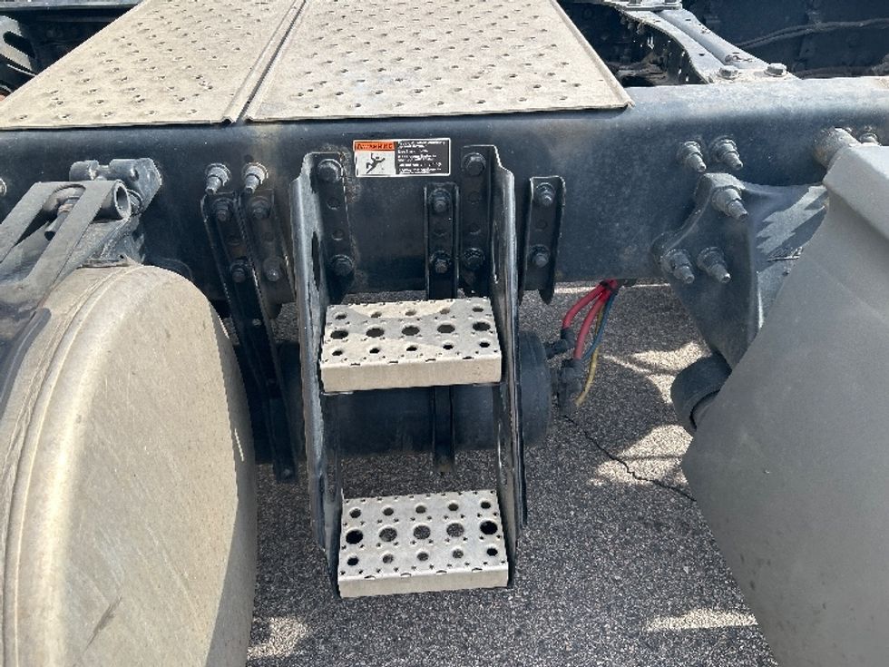 Day Cab Tractor-Heavy Duty Tractors-Freightliner-2020-T11664ST-Sandston-VA-556,313\n\t\tmiles-$ 38,000 - Image 17
