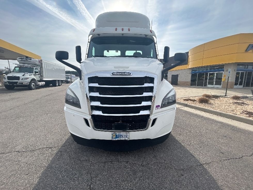 Day Cab Tractor-Heavy Duty Tractors-Freightliner-2020-T11664ST-Sandston-VA-556,313\n\t\tmiles-$ 38,000 - Image 2