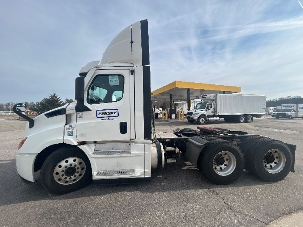 Day Cab Tractor-Heavy Duty Tractors-Freightliner-2020-T11664ST-Sandston-VA-556,313\n\t\tmiles-$ 38,000 - Image 4