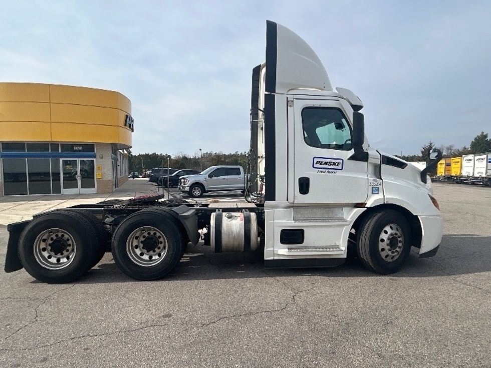Day Cab Tractor-Heavy Duty Tractors-Freightliner-2020-T11664ST-Sandston-VA-556,313\n\t\tmiles-$ 38,000 - Image 7