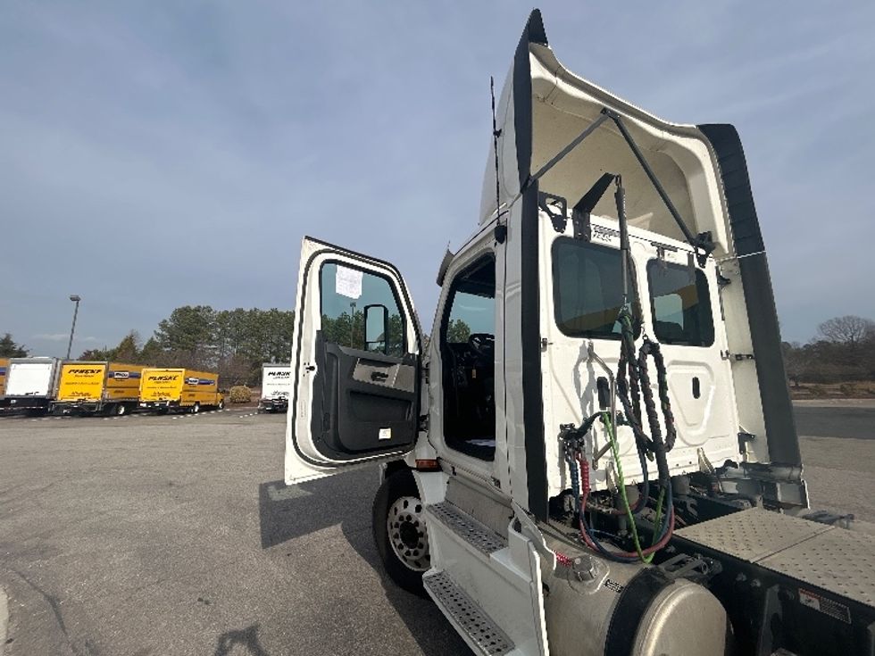 Day Cab Tractor-Heavy Duty Tractors-Freightliner-2020-T11664ST-Sandston-VA-556,313\n\t\tmiles-$ 38,000 - Image 8
