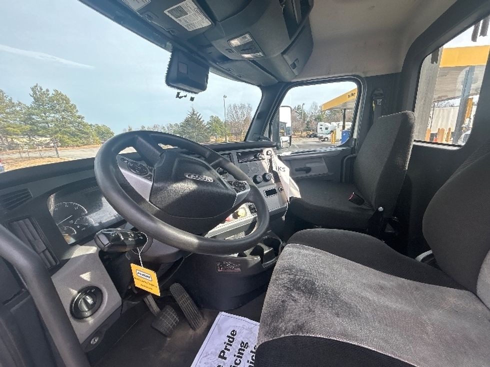 Day Cab Tractor-Heavy Duty Tractors-Freightliner-2020-T11664ST-Sandston-VA-556,313\n\t\tmiles-$ 38,000 - Image 9