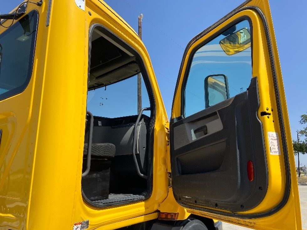 Day Cab Tractor-Heavy Duty Tractors-Freightliner-2020-T11664ST-Selma-TX-432,255\n\t\tmiles-$ 45,000 - Image 12
