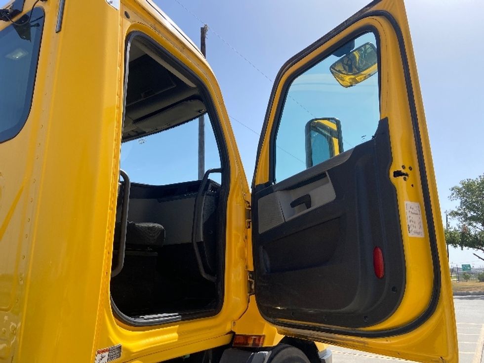 Day Cab Tractor-Heavy Duty Tractors-Freightliner-2020-T11664ST-Selma-TX-435,753\n\t\tmiles-$ 45,000 - Image 12
