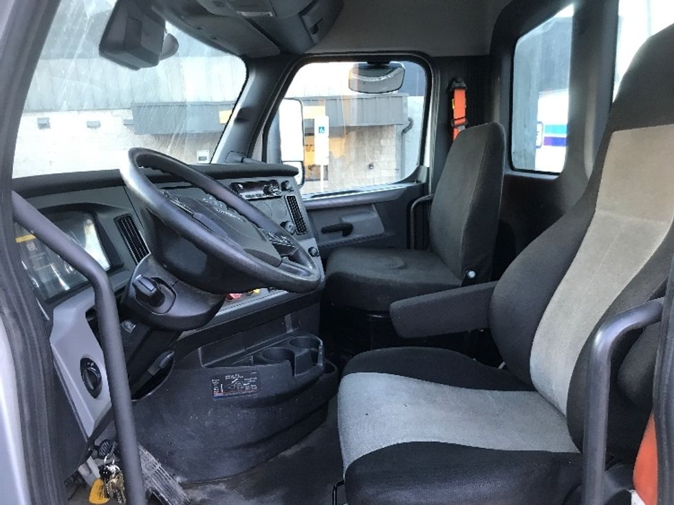 Day Cab Tractor-Heavy Duty Tractors-Freightliner-2020-T11664ST-Severn-MD-471,819\n\t\tmiles-$ 41,000 - Image 10