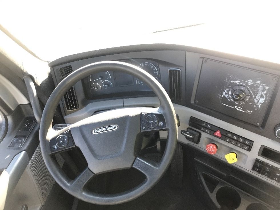 Day Cab Tractor-Heavy Duty Tractors-Freightliner-2020-T11664ST-Severn-MD-471,819\n\t\tmiles-$ 41,000 - Image 11