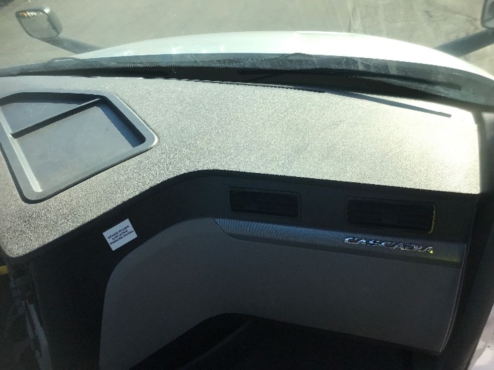 Day Cab Tractor-Heavy Duty Tractors-Freightliner-2020-T11664ST-Severn-MD-471,819\n\t\tmiles-$ 41,000 - Image 13