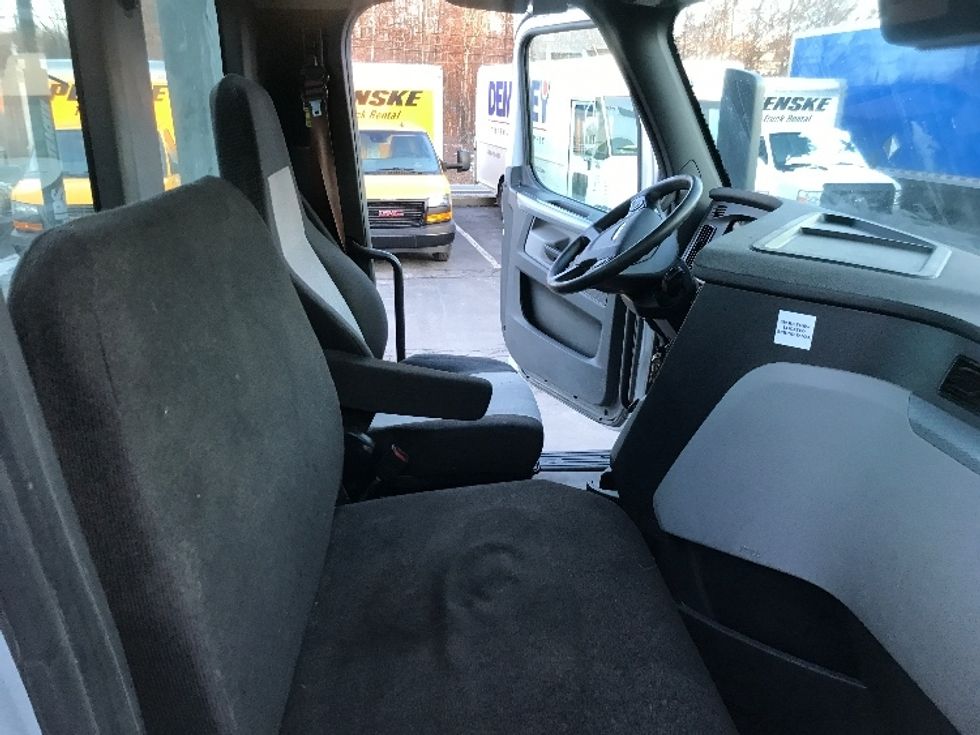 Day Cab Tractor-Heavy Duty Tractors-Freightliner-2020-T11664ST-Severn-MD-471,819\n\t\tmiles-$ 41,000 - Image 14