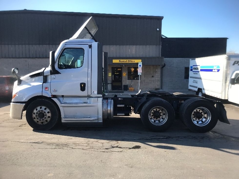 Day Cab Tractor-Heavy Duty Tractors-Freightliner-2020-T11664ST-Severn-MD-471,819\n\t\tmiles-$ 41,000 - Image 4