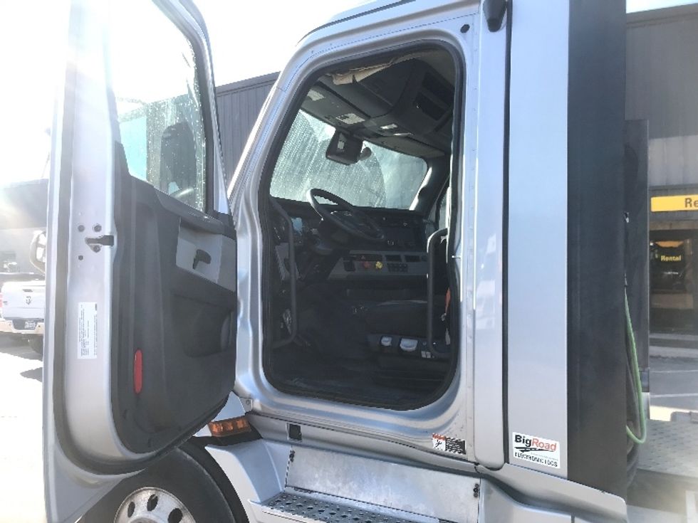 Day Cab Tractor-Heavy Duty Tractors-Freightliner-2020-T11664ST-Severn-MD-471,819\n\t\tmiles-$ 41,000 - Image 9