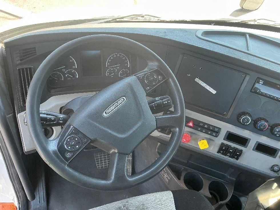 Day Cab Tractor-Heavy Duty Tractors-Freightliner-2020-T11664ST-South Bend-IN-386,857\n\t\tmiles-$ 48,250 - Image 11