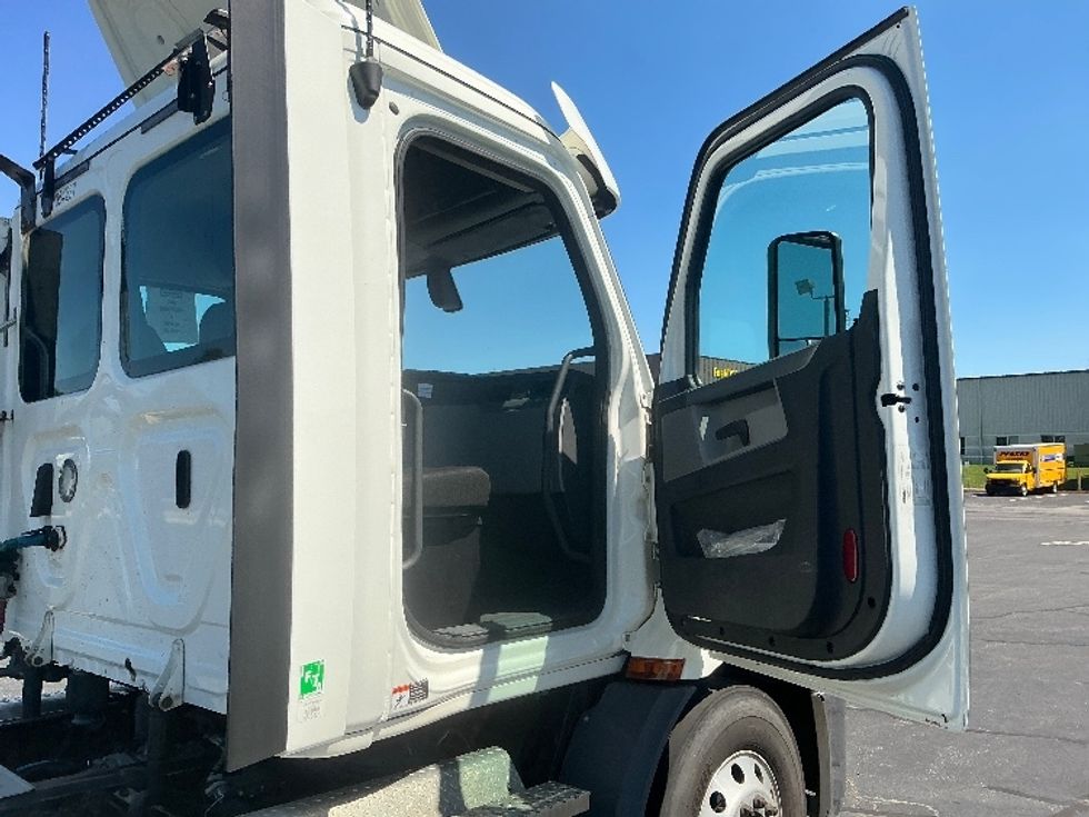 Day Cab Tractor-Heavy Duty Tractors-Freightliner-2020-T11664ST-South Bend-IN-386,857\n\t\tmiles-$ 48,250 - Image 12