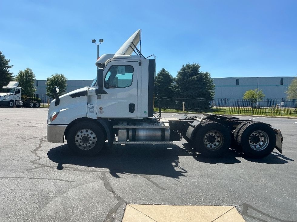 Day Cab Tractor-Heavy Duty Tractors-Freightliner-2020-T11664ST-South Bend-IN-386,857\n\t\tmiles-$ 48,250 - Image 4