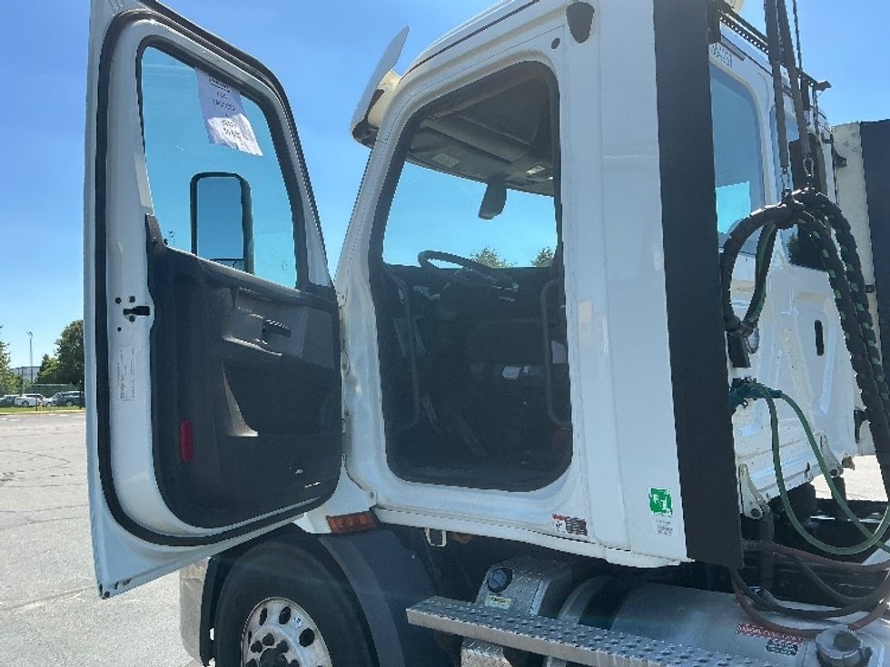 Day Cab Tractor-Heavy Duty Tractors-Freightliner-2020-T11664ST-South Bend-IN-386,857\n\t\tmiles-$ 48,250 - Image 9