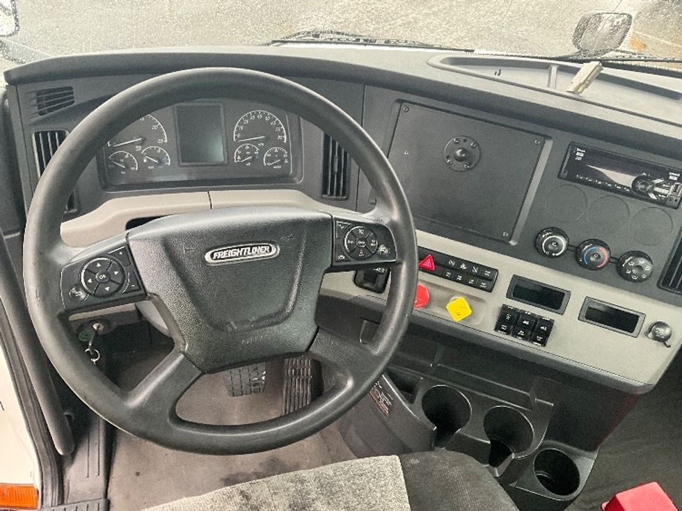 Day Cab Tractor-Heavy Duty Tractors-Freightliner-2020-T11664ST-Spokane Valley-WA-657,502\n\t\tmiles-$ 27,250 - Image 11