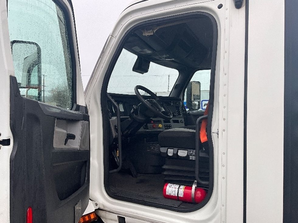 Day Cab Tractor-Heavy Duty Tractors-Freightliner-2020-T11664ST-Spokane Valley-WA-657,502\n\t\tmiles-$ 27,250 - Image 9
