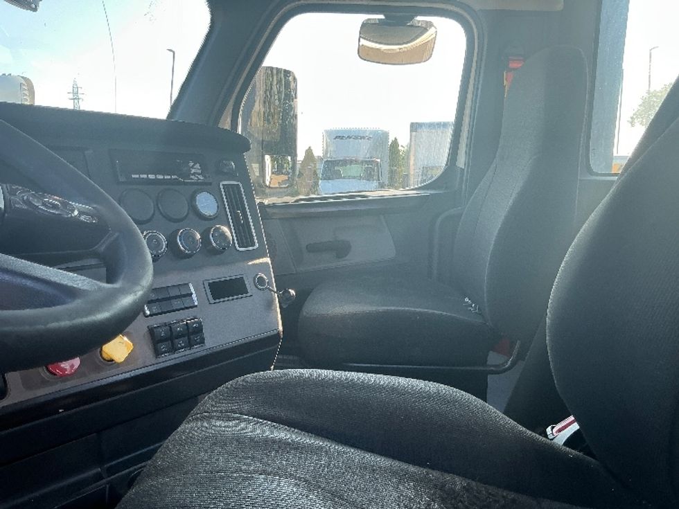 Day Cab Tractor-Heavy Duty Tractors-Freightliner-2020-T11664ST-Springfield-MA-289,374\n\t\tmiles-$ 54,250 - Image 10