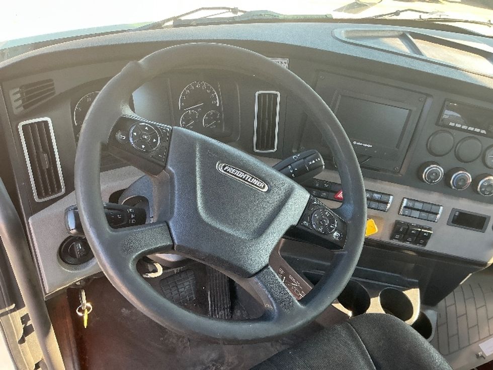 Day Cab Tractor-Heavy Duty Tractors-Freightliner-2020-T11664ST-Springfield-MA-289,374\n\t\tmiles-$ 54,250 - Image 11