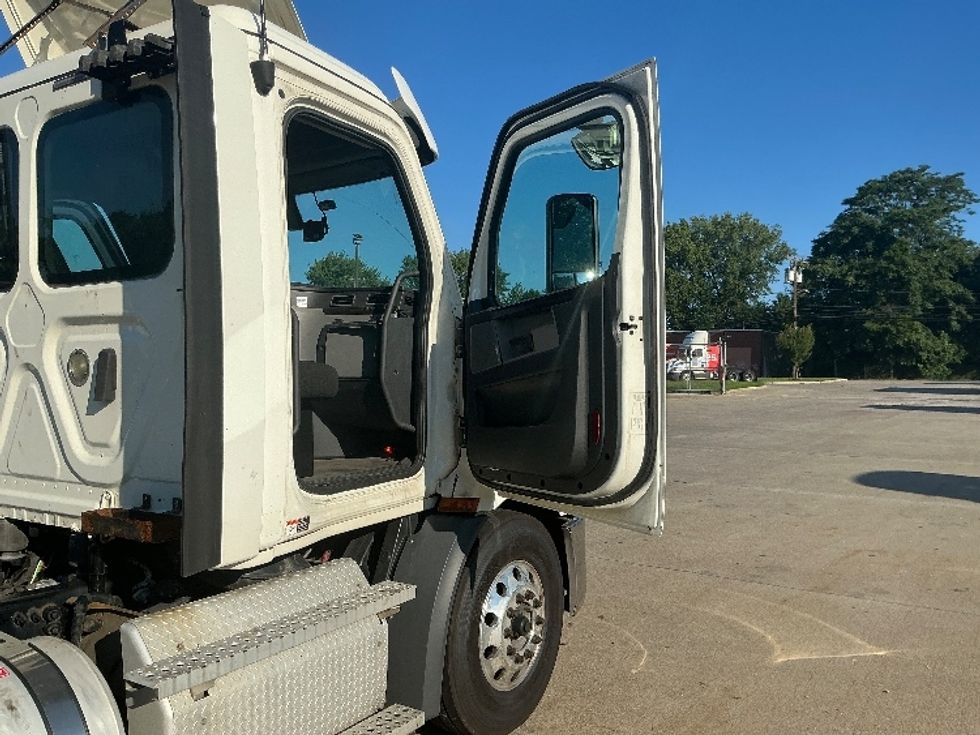 Day Cab Tractor-Heavy Duty Tractors-Freightliner-2020-T11664ST-Springfield-MA-289,374\n\t\tmiles-$ 54,250 - Image 12