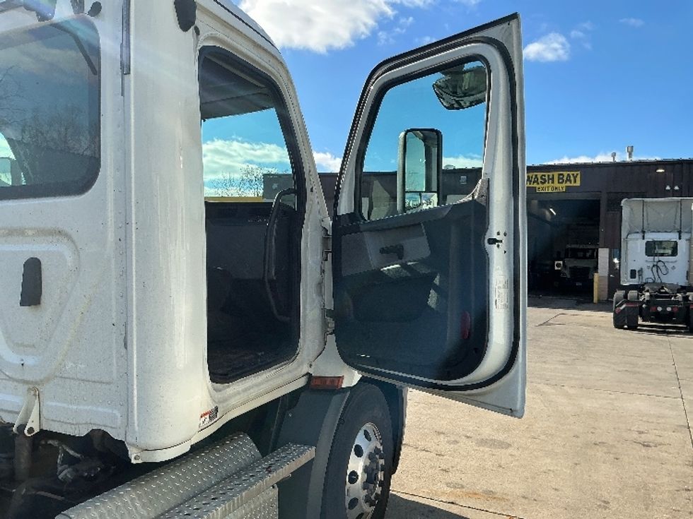 Day Cab Tractor-Heavy Duty Tractors-Freightliner-2020-T11664ST-Springfield-MA-305,520\n\t\tmiles-$ 49,500 - Image 12