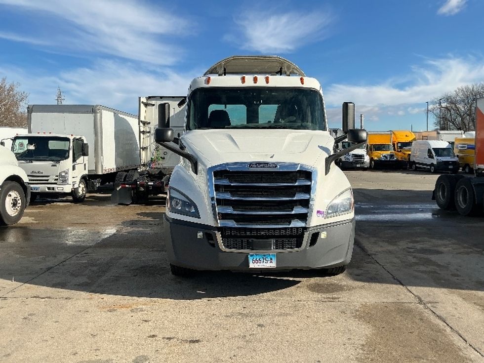 Day Cab Tractor-Heavy Duty Tractors-Freightliner-2020-T11664ST-Springfield-MA-305,520\n\t\tmiles-$ 49,500 - Image 2