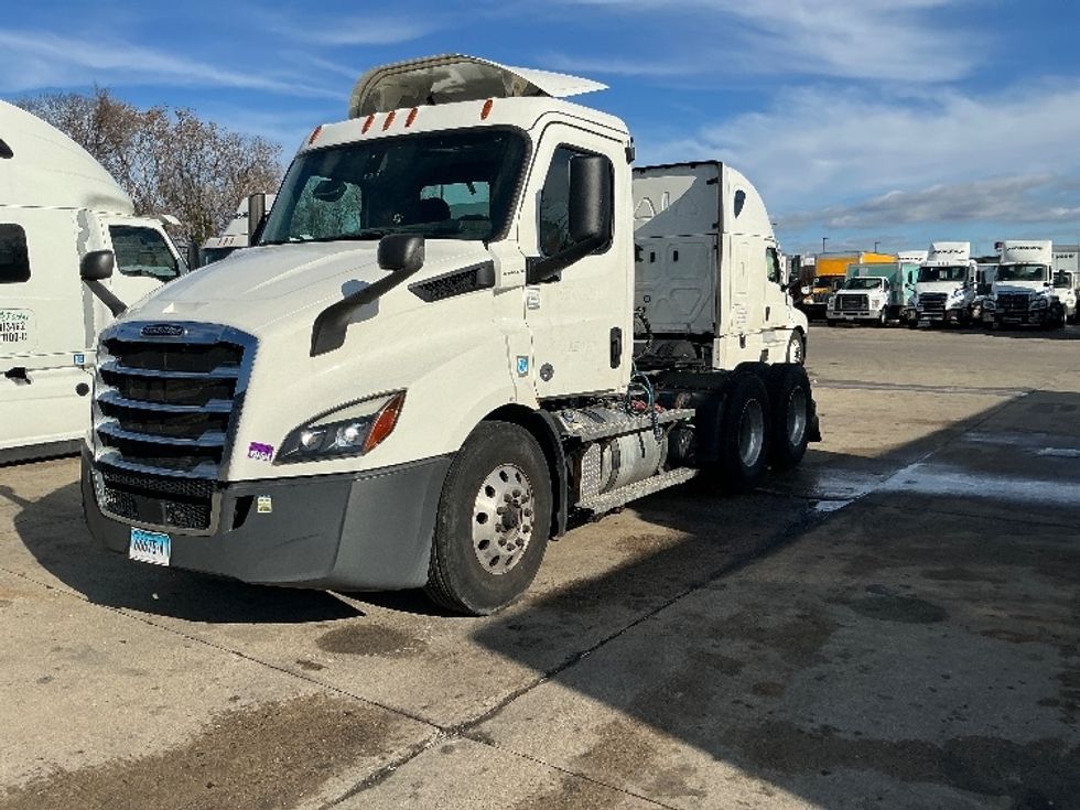 Day Cab Tractor-Heavy Duty Tractors-Freightliner-2020-T11664ST-Springfield-MA-305,520\n\t\tmiles-$ 49,500 - Image 3