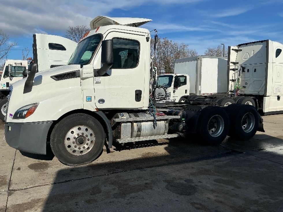 Day Cab Tractor-Heavy Duty Tractors-Freightliner-2020-T11664ST-Springfield-MA-305,520\n\t\tmiles-$ 49,500 - Image 4