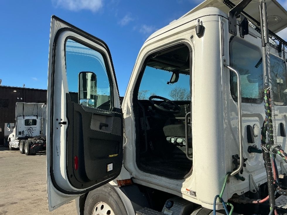 Day Cab Tractor-Heavy Duty Tractors-Freightliner-2020-T11664ST-Springfield-MA-305,520\n\t\tmiles-$ 49,500 - Image 9