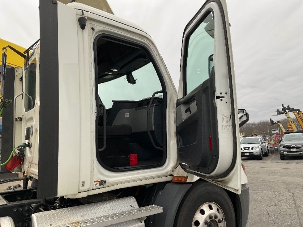 Day Cab Tractor-Heavy Duty Tractors-Freightliner-2020-T11664ST-Springfield-MA-432,800\n\t\tmiles-$ 45,750 - Image 12