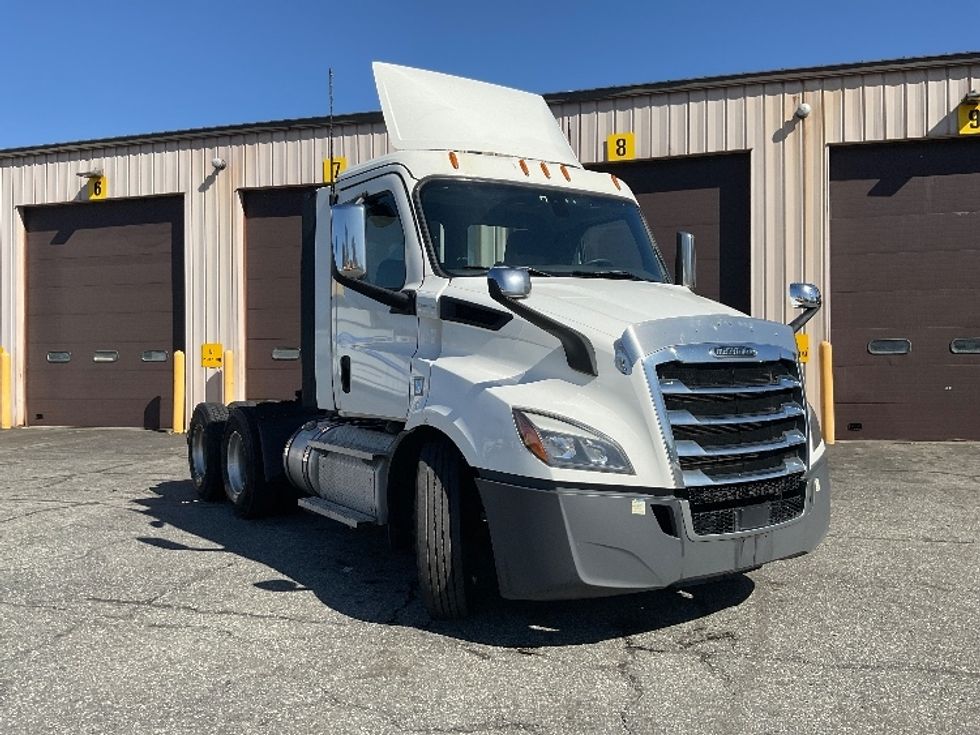 Day Cab Tractor-Heavy Duty Tractors-Freightliner-2020-T11664ST-Springfield-MA-437,792\n\t\tmiles-$ 45,750 - Image 1
