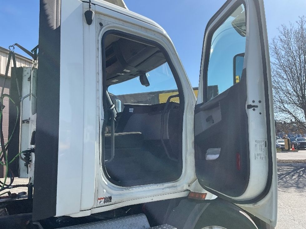 Day Cab Tractor-Heavy Duty Tractors-Freightliner-2020-T11664ST-Springfield-MA-437,792\n\t\tmiles-$ 45,750 - Image 12