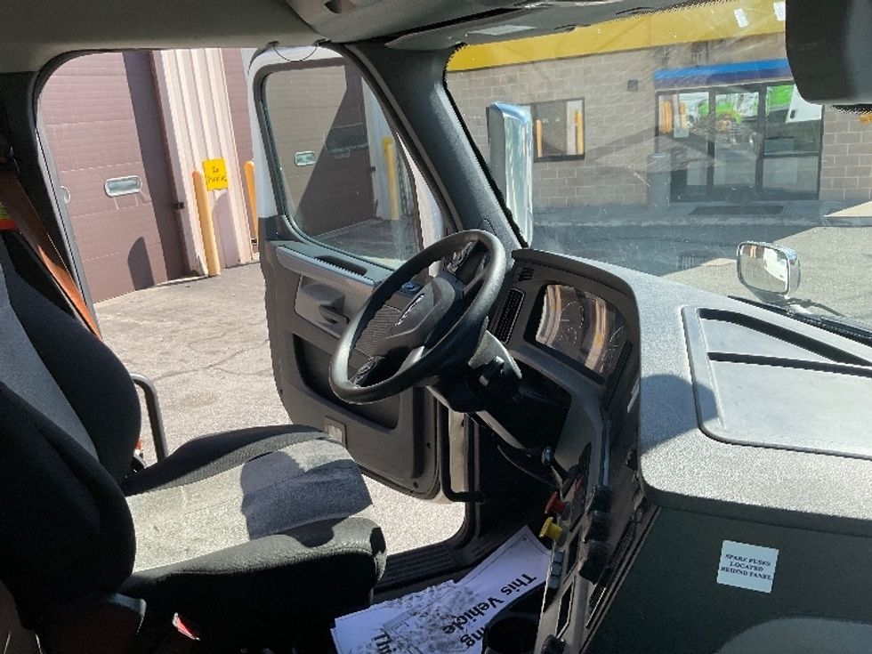 Day Cab Tractor-Heavy Duty Tractors-Freightliner-2020-T11664ST-Springfield-MA-437,792\n\t\tmiles-$ 45,750 - Image 14