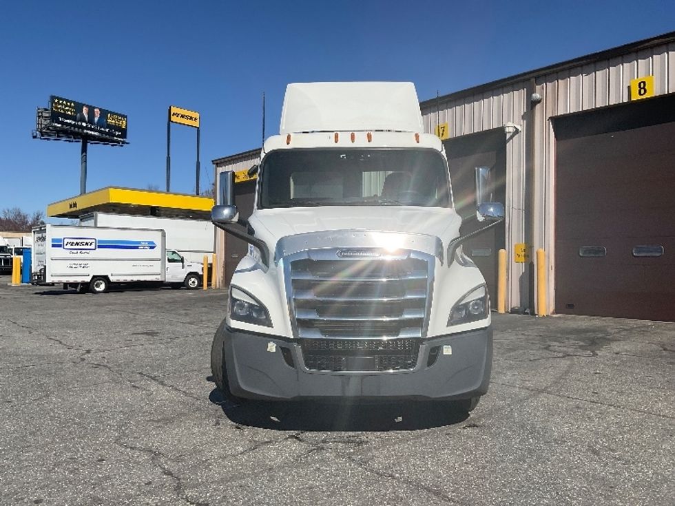 Day Cab Tractor-Heavy Duty Tractors-Freightliner-2020-T11664ST-Springfield-MA-437,792\n\t\tmiles-$ 45,750 - Image 2