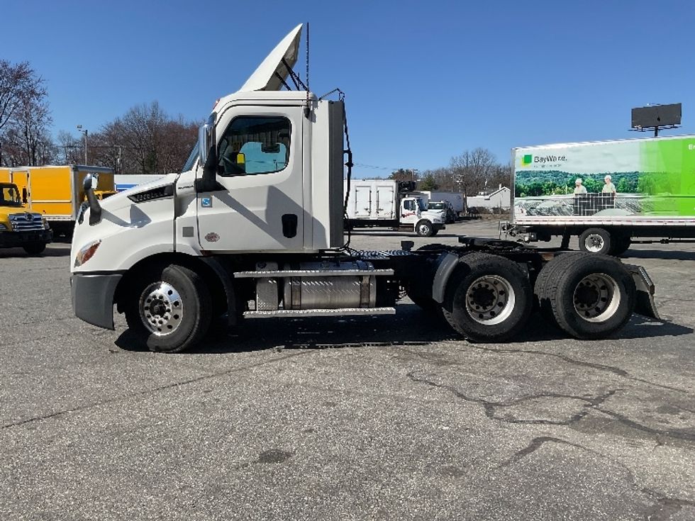 Day Cab Tractor-Heavy Duty Tractors-Freightliner-2020-T11664ST-Springfield-MA-437,792\n\t\tmiles-$ 45,750 - Image 4
