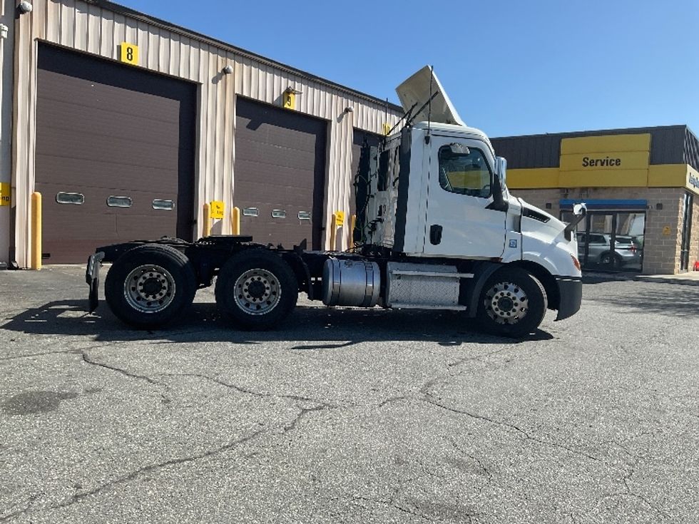 Day Cab Tractor-Heavy Duty Tractors-Freightliner-2020-T11664ST-Springfield-MA-437,792\n\t\tmiles-$ 45,750 - Image 8
