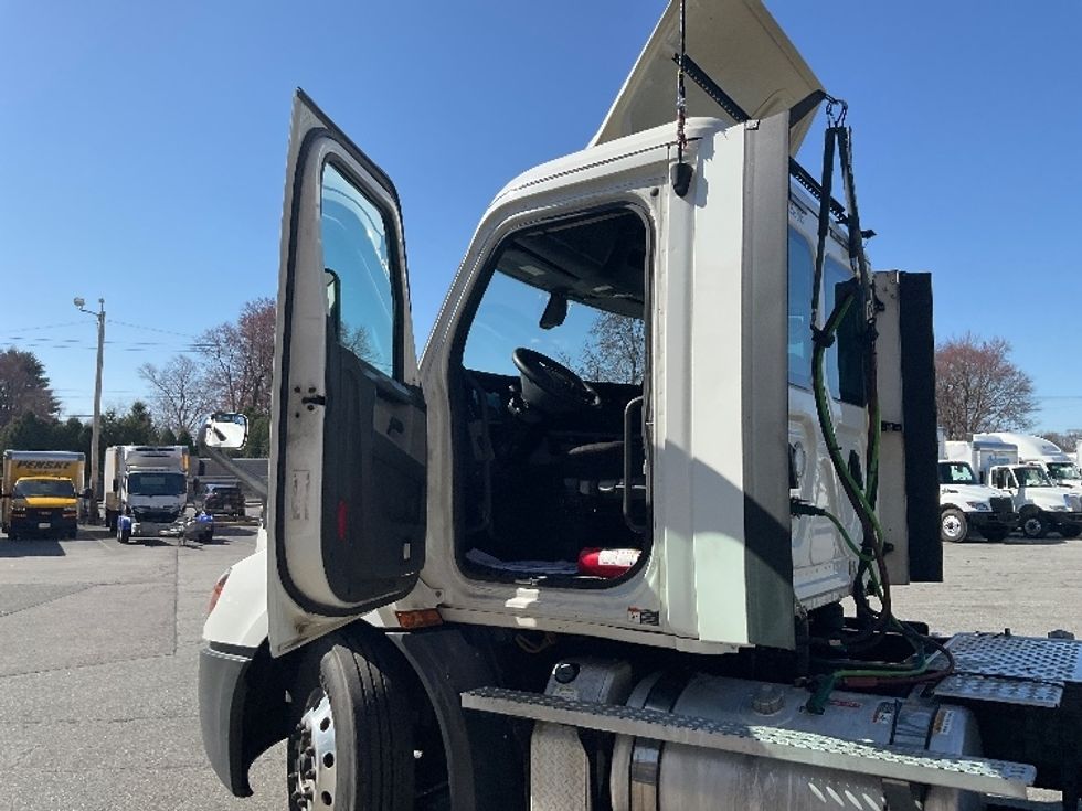 Day Cab Tractor-Heavy Duty Tractors-Freightliner-2020-T11664ST-Springfield-MA-437,792\n\t\tmiles-$ 45,750 - Image 9
