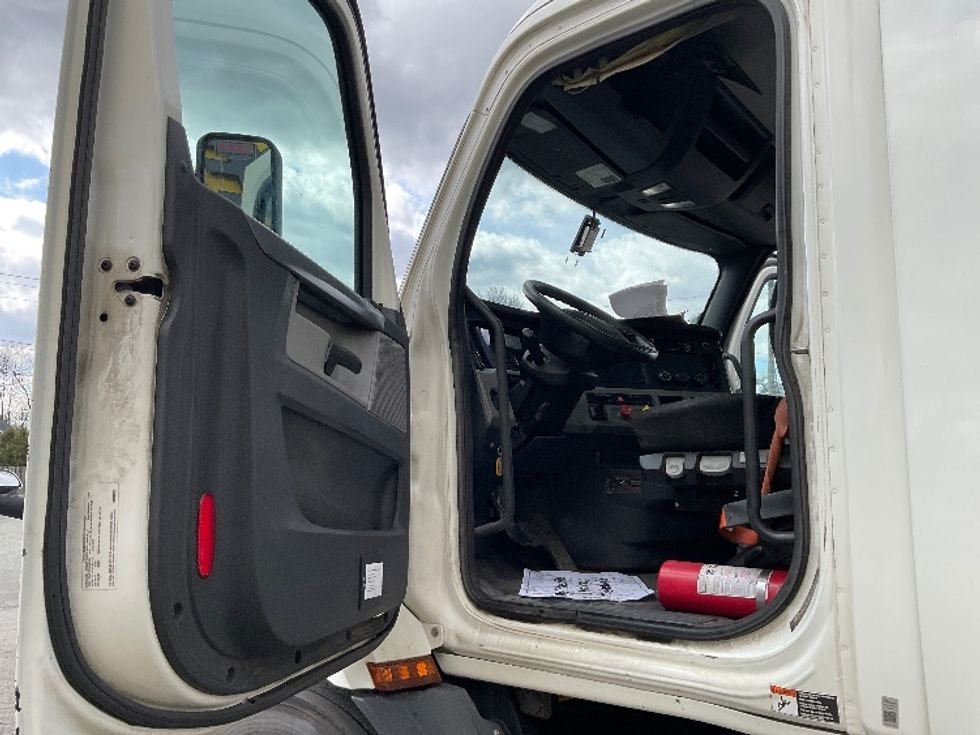 Day Cab Tractor-Heavy Duty Tractors-Freightliner-2020-T11664ST-Springfield-MA-488,995\n\t\tmiles-$ 43,000 - Image 9