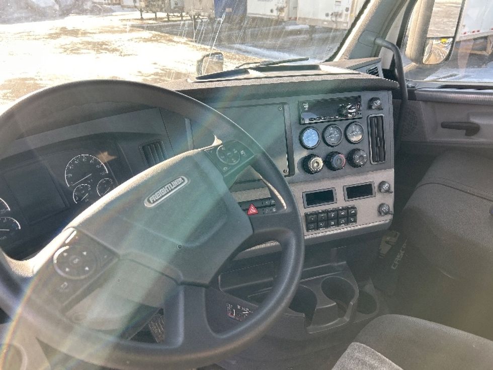 Day Cab Tractor-Heavy Duty Tractors-Freightliner-2020-T11664ST-Ste-Foy-PQ-353,356\n\t\tkm-$ 70,000 - Image 10