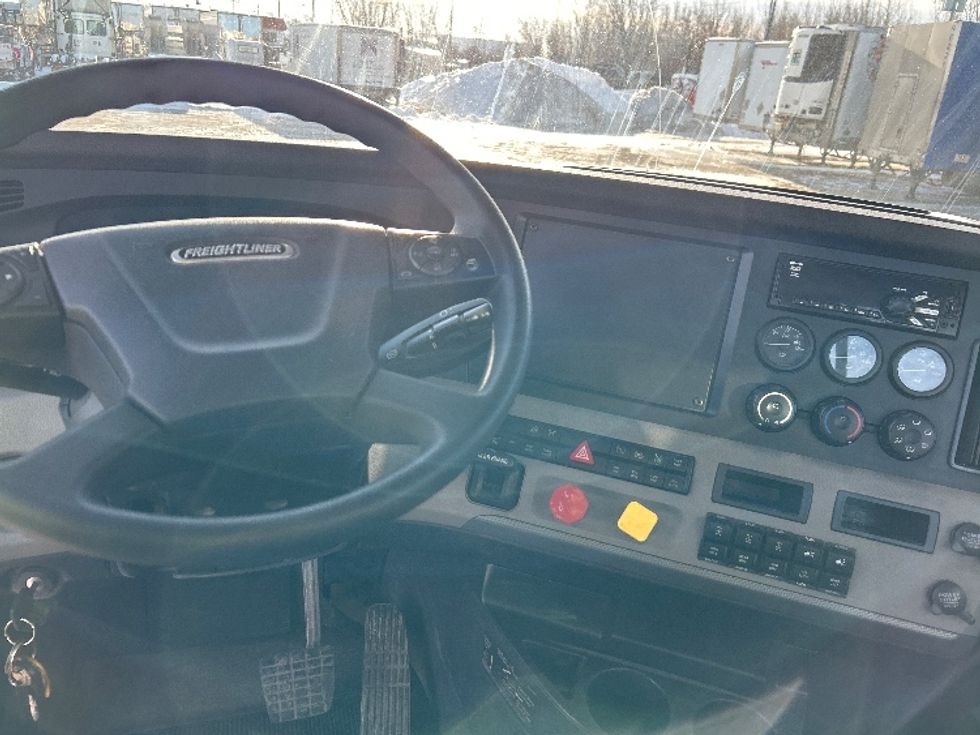 Day Cab Tractor-Heavy Duty Tractors-Freightliner-2020-T11664ST-Ste-Foy-PQ-353,356\n\t\tkm-$ 70,000 - Image 11