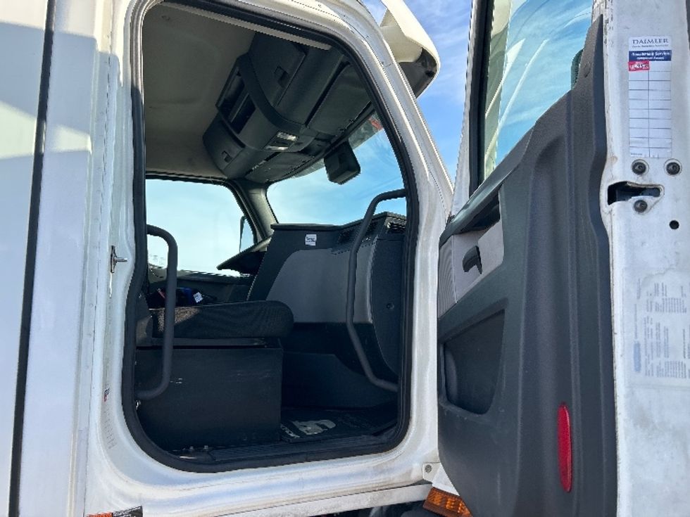 Day Cab Tractor-Heavy Duty Tractors-Freightliner-2020-T11664ST-Ste-Foy-PQ-353,356\n\t\tkm-$ 70,000 - Image 12